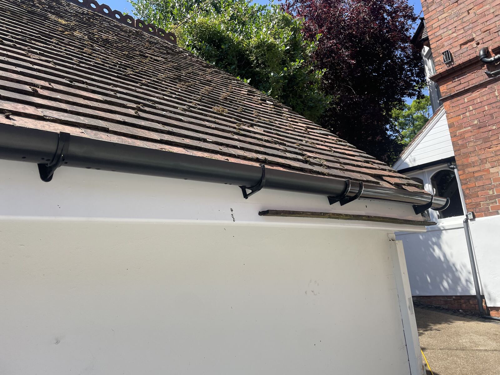 Weathered roofline, gutter and soffit before cleaning